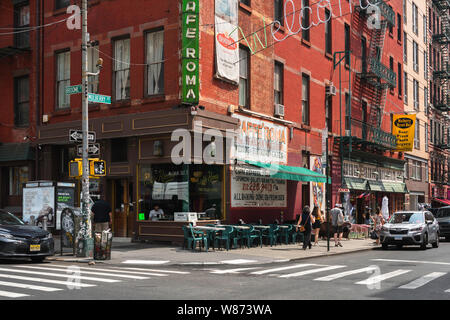 New York Street, auf der Ecke von Mulberry Street und Broome Street im Zentrum von Little Italy in Downtown Manhattan, New York City, USA Stockfoto