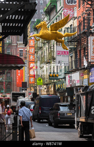 Chinatown, Blick entlang Pell Straße mit ihren fliegenden Pferd aus getrockneten Nudeln im Zentrum von Chinatown in Downtown Manhattan, New York City, USA Stockfoto