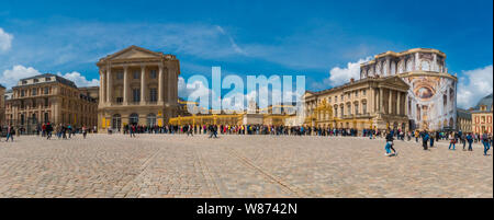 Schönes Panorama Bild des Schlosses von Versailles vor der Golden Royal Gate am Eingang in den gepflasterten Hof der Ehre... Stockfoto