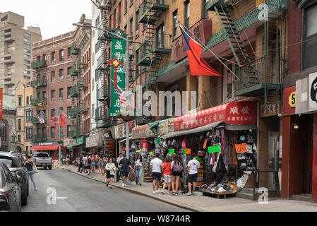 Chinatown New York, Blick entlang Mott Street im Zentrum von Chinatown in Downtown Manhattan, New York City, USA Stockfoto