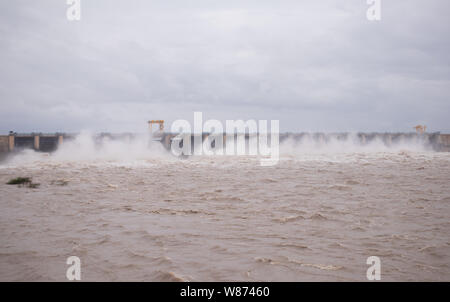 Wasser gefüllt in der Verdammung durch starken Regen und die Tore der Reservior wird geöffnet, um das wtarer vom Behälter oder Dam zu lösen. Stockfoto