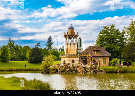 Schöne Ausblicke auf die Landschaft des Marlborough Turm mit Blick auf den See in der Queen's Hamlet im Trianon Garten von Versailles. Die dekorativen Turm... Stockfoto