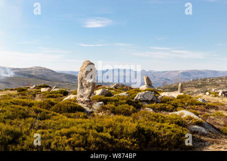 Landschaft des Nationalparks der Cevennen in der Nähe von Pont-de-Montvert-Sud Mont Lozère und Rauch der kontrollierten Brennen in der Ferne (Südfrankreich) Standing Stones Stockfoto