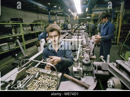 01. Januar 1990, Berlin, Ludwigsfelde: Brandenburg/DDR/4/1990 IFA Lkw Werk in Ludwigsfelde, ein Arbeiter am Fließband // Fahrzeugbau/Arbeiten/Industrie/Foto: Paul Glaser/dpa-Zentralbild/ZB Stockfoto