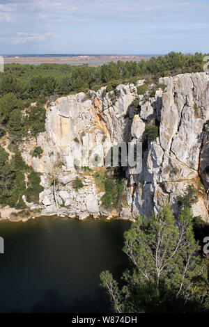 Fleury (Südfrankreich): "Gouffre de l'oeil Doux "natürliche Grube in La Clape Massiv Stockfoto