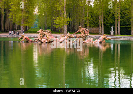 Schöne Sicht auf die Apollo Brunnen (Bassin d'Apollon) in die Gärten von Versailles mit einem schönen Baum allée im Hintergrund. Der Brunnen zeigt... Stockfoto