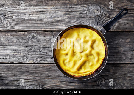 Klassische Omelett, ein Gericht der geschlagenen Eier in einer Pfanne gekocht, Ansicht von oben, flatlay, kopieren Raum Stockfoto