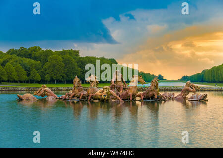 Perfekte dramatischer Sonnenuntergang Blick von der Apollobrunnen aus die Gärten von Versailles, die den griechischen Gott Apollo vom Meer in einer vier-Pferd ... Stockfoto