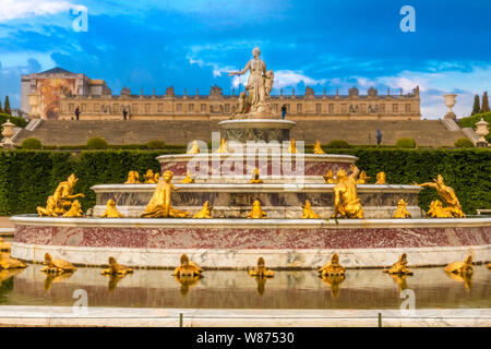 Tolle Nahansicht der Latonabrunnen (Bassin de Latone) in den Gärten von Versailles mit dem Schloss im Hintergrund. Auf der obersten Stufe ist ein... Stockfoto