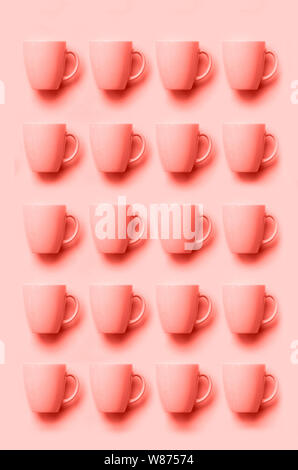 Muster von rosa Tassen über druckvolle Hintergrund. Geburtstag Feier, baby Konzept Dusche. Pastellfarben. Banner. Minimalistisches Design. Stockfoto