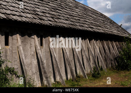 Die rekonstruierten Hviding Landsitz aus dem Jahr 980 im Ribe Viking Center in Lostrupholm in der Nähe von Ribe, Dänemark. Dieses imposante Viking Manor wurde bei einer Ausgrabung in der Nähe von Ribe während 1986-94 gefunden und dem besten archäologischen Schätzungen rekonstruiert. Neben dem Wikingerschiff geformte Langhaus gab es Stände und eine Schmiede, Scheunen, Werkstätten und pit-Häuser auf einem 7.800 m2 Fläche Yard in durch eine geflochtene Weide Hecke eingezäunt. Stockfoto