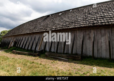 Die rekonstruierten Hviding Landsitz aus dem Jahr 980 im Ribe Viking Center in Lostrupholm in der Nähe von Ribe, Dänemark. Dieses imposante Viking Manor wurde bei einer Ausgrabung in der Nähe von Ribe während 1986-94 gefunden und dem besten archäologischen Schätzungen rekonstruiert. Neben dem Wikingerschiff geformte Langhaus gab es Stände und eine Schmiede, Scheunen, Werkstätten und pit-Häuser auf einem 7.800 m2 Fläche Yard in durch eine geflochtene Weide Hecke eingezäunt. Stockfoto