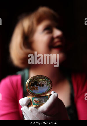 Dr Mia Jackson, Kurator der dekorativen Künste, die "Madame de Pompadour snuff Box", 1760, mit den beiden Hunden, Ines und Mimi, die Madame de Pompadour gehörte, vor der Eröffnung einer Rothschild Treasury Ausstellung, die in eine neue, dauerhafte, Galerie mit mehr als 300 selten gesehene Objekte über zwei Jahrtausende - von einem 1.-Jahrhundert Kamee des Augustus Caesar's Enkel, über Schmuck, Geschenke von Königin Victoria, um Objekte Lager NS-Inventarnummern gehalten wird. Stockfoto