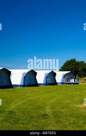 Reihe von gleichen Zelte auf einem Campingplatz in thh Sommer Sonne. Stockfoto