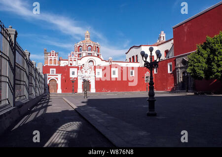 Mexiko Die Stadt Puebla, Puebla de los Ángeles, ist der Sitz der Stadtverwaltung von Puebla, der Hauptstadt des Bundesstaates Puebla, und eine der fünf wichtigsten spanischen Kolonialstädten in Mexiko. Wird die Kolonialzeit geplante Stadt, ist es südöstlich von Mexiko City und West von Mexikos wichtigsten Atlantic port, Veracruz gelegen, auf der Strecke zwischen den beiden im Zentrum von Mexiko. Die Stadt wurde im Jahre 1531 in einem Gebiet namens Cuetlaxcoapan, was bedeutet 'wo Schlangen ihre Haut ändern', zwischen zwei der wichtigsten indigenen Siedlungen zu der Zeit, Tlaxcala und Cholula. gegründet. Stockfoto