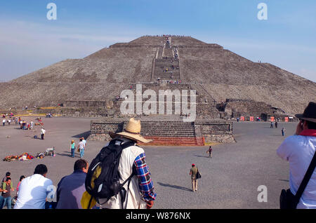 Teotihuacan, war ein Präkolumbianischen mesoamerikanischen Stadt im Becken von Mexiko, 30 Meilen (48 km) nordöstlich des heutigen Mexiko Stadt, die heute als Standort für viele der architektonisch bedeutende Mittelamerikanische Pyramiden, die in der Pre-kolumbianischen Amerika bekannt ist. Abgesehen von den Pyramiden, Teotihuacan ist auch anthropologisch erhebliche für seine komplexen, multi-Wohn Familie Verbindungen, die Allee von den Toten, und der kleine Teil der lebendigen Wandmalereien, die außergewöhnlich gut erhalten. Zusätzlich Teotihuacan erzeugt eine dünne orange Keramik Stil, die durch Verbreitung Stockfoto