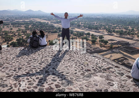 Teotihuacan, war ein Präkolumbianischen mesoamerikanischen Stadt im Becken von Mexiko, 30 Meilen (48 km) nordöstlich des heutigen Mexiko Stadt, die heute als Standort für viele der architektonisch bedeutende Mittelamerikanische Pyramiden, die in der Pre-kolumbianischen Amerika bekannt ist. Abgesehen von den Pyramiden, Teotihuacan ist auch anthropologisch erhebliche für seine komplexen, multi-Wohn Familie Verbindungen, die Allee von den Toten, und der kleine Teil der lebendigen Wandmalereien, die außergewöhnlich gut erhalten. Zusätzlich Teotihuacan erzeugt eine dünne orange Keramik style Stockfoto