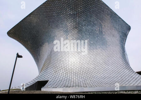 Das Museo Soumaya ist ein privates Museum in der Nuevo Polanco Mexico City mit freiem Eintritt. Es wird von der Carlos Slim Stiftung und enthält die umfangreichen Kunst, religiöse Reliquien, historische Dokumente, und Münze Sammlung von Carlos Slim und seiner verstorbenen Frau Fadwa, nach dem das Museum benannt wurde. Das Museum zeigt Werke von vielen der bekanntesten europäischen Künstlern aus dem 15. bis ins 20. Jahrhundert. Es enthält eine große Sammlung von Abgüssen von Skulpturen von Auguste Rodin. Das Museum wurde 1994 gegründet. Im Jahr 2011 einen neuen Standort eröffnet, die Kosten von über $ 70 Mio. zu errichten. Die Neue buildin Stockfoto