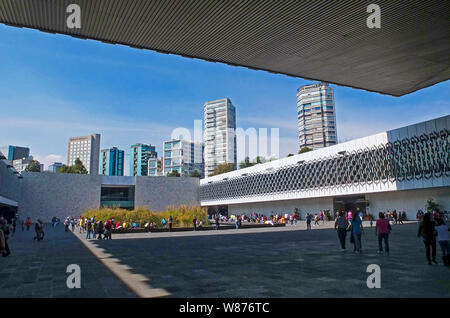 Das Museo Nacional de Antropología (MNA, oder nationalen Museum der Anthropologie) ist ein nationales Museum von Mexiko. Es ist das meistbesuchte Museum in Mexiko. Im Bereich zwischen Paseo de la Reforma und der Calle Mahatma Gandhi im Chapultepec Park in Mexiko City, das Museum bedeutende archäologische und anthropologische Artefakte enthält aus der pre-Columbian Erbe von Mexiko, wie der Piedra del Sol (der Ton der Sonne' oder aztekische Kalender Stein) und dem 16. Jahrhundert Aztec Statue von xochipilli. 1964 von Pedro Ramírez Vázquez, Jorge Campuzano und Rafael Mijares konzipiert Stockfoto