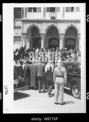 "Krönung" von König Abdullah in Amman. Massen an Palace in Erwartung der König ist zurück von der Moschee Stockfoto