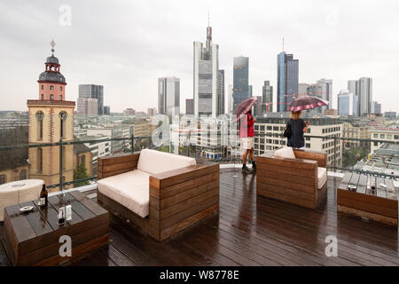 Touristen in Frankfurt an einem regnerischen Tag auf der Frankfurter Skyline vom Galeria Kaufhof Dachterrasse suchen, Frankfurt am Main, Deutschland Stockfoto