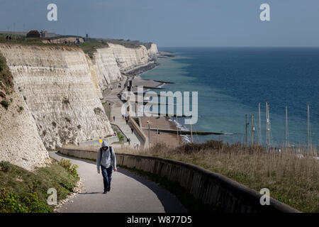 Zurück zu Hause nach dem Angeln am Brighton Marina und Blick auf das Spencer Court zu Fuß rottingdean Stockfoto