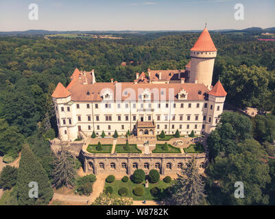 Mittelalterliche Schloss Konopiste oder Château in der Tschechischen Republik - Residenz der Habsburger kaiserliche Familie. Luftaufnahme der Burg Stockfoto