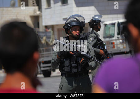 (190808) - Hebron, August 8, 2019 (Xinhua) - israelische Soldaten stand Guard in der Nähe der israelischen Siedlung von migdal Oz, in der Nähe der West Bank Stadt Hebron, Aug 8, 2019. Israelische Streitkräfte in der südlichen West Bank der Stadt Beit Fajjar in der Nähe von Hebron am Donnerstag Morgen überfallen, nach der israelischen Behörden, sagte ein Soldat gefunden wurde, die in dem seuchenverdächtigen erstechen Angriff außerhalb einer Siedlung im Westjordanland getötet, der Palästinensischen Quellen. Die gesamte Migdal Oz Bereich in der südlichen West Bank wurde für die Fahndung, in dem die israelischen Streitkräfte durch kommerzielle Geschäfte gekämmt und beschlagnahmten Überwachungskameras versiegelt. (Foto b Stockfoto