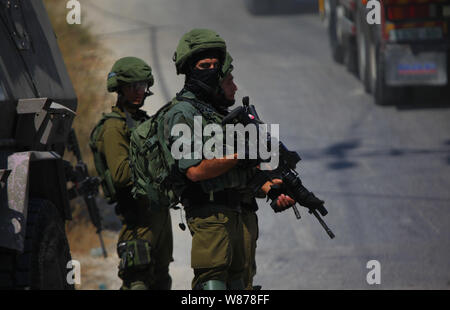 (190808) - Hebron, August 8, 2019 (Xinhua) - israelische Soldaten stand Guard in der Nähe der israelischen Siedlung von migdal Oz, in der Nähe der West Bank Stadt Hebron, Aug 8, 2019. Israelische Streitkräfte in der südlichen West Bank der Stadt Beit Fajjar in der Nähe von Hebron am Donnerstag Morgen überfallen, nach der israelischen Behörden, sagte ein Soldat gefunden wurde, die in dem seuchenverdächtigen erstechen Angriff außerhalb einer Siedlung im Westjordanland getötet, der Palästinensischen Quellen. Die gesamte Migdal Oz Bereich in der südlichen West Bank wurde für die Fahndung, in dem die israelischen Streitkräfte durch kommerzielle Geschäfte gekämmt und beschlagnahmten Überwachungskameras versiegelt. (Foto b Stockfoto