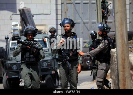 (190808) - Hebron, August 8, 2019 (Xinhua) - israelische Soldaten stand Guard in der Nähe der israelischen Siedlung von migdal Oz, in der Nähe der West Bank Stadt Hebron, Aug 8, 2019. Israelische Streitkräfte in der südlichen West Bank der Stadt Beit Fajjar in der Nähe von Hebron am Donnerstag Morgen überfallen, nach der israelischen Behörden, sagte ein Soldat gefunden wurde, die in dem seuchenverdächtigen erstechen Angriff außerhalb einer Siedlung im Westjordanland getötet, der Palästinensischen Quellen. Die gesamte Migdal Oz Bereich in der südlichen West Bank wurde für die Fahndung, in dem die israelischen Streitkräfte durch kommerzielle Geschäfte gekämmt und beschlagnahmten Überwachungskameras versiegelt. (Foto b Stockfoto