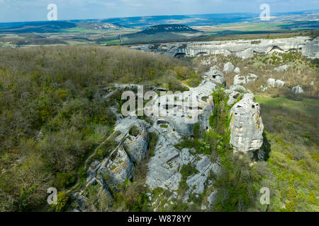 Flying drone oberhalb der Höhle Stadt Eski-Kermen, in der Nähe der Stadt Bachtschyssaraj, Krim Stockfoto