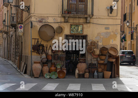 Antike und gebrauchte Möbel Shop in der Altstadt von Trapani, Sizilien Stockfoto