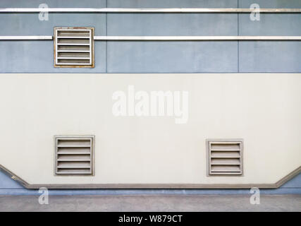 Metallgitter der Lüftungsanlage auf die Betonwand der Sky Train Station, Bangkok Thailand. Stockfoto