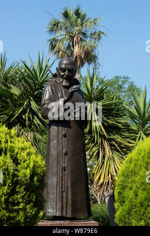 Statue des Heiligen Pater Pio von Pietrelcina in den Gärten außerhalb der Pepoli Museum, Trapani, Sizilien Stockfoto