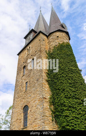 Kirchturm mit Klettern an der Wand Stockfoto