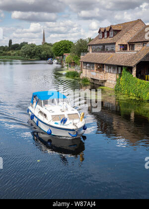 St Ives, Cambridgeshire UK 8. August 2019. Die Menschen genießen Freude Bootfahren auf dem Fluss Great Ouse in der Marktgemeinde St Ives Cambridgeshire UK in ruhigen, sonnigen Wetter Stunden vor einem Niederdrucksystem erwartet wird, starke Winde und Regen im gesamten Vereinigten Königreich zu bringen. Das Met Office hat gelbe Warnungen vor Wind und Regen für viel der UK von heute Abend und in Freitag ausgestellt. Credit: Julian Eales/Alamy leben Nachrichten Stockfoto