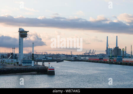 Bei der Ankunft im Hafen von Le Havre, Normandie, Frankreich in der Morgendämmerung Stockfoto