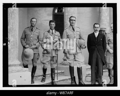 10/6/32 im Palace etc., Bagdad. Zwei Briten und ein Australier (R.a.f.) Offizier. Ein Mann im Frack Stockfoto