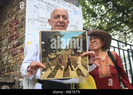 London, Großbritannien. 8. August 2019. Ein Fan hält die ursprüngliche Abdeckung der Abbey Road Album mit der Gruppe Beatles John Lennon, Paul MacCartney, Ringo Starr und George Harrison ona Zebrastreifen zum 50. Jahrestag der Veröffentlichung am 8. August 1969. Credit: Amer ghazzal/Alamy leben Nachrichten Stockfoto