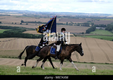 Coldstream, Großbritannien. 08 Aug, 2019. Coldstream, Schottland - August 08: Coldstream Civic Woche - Flodden Rideout Jonathon Wallis, Coldstreamer 2019, Durchführung der Coldstream Standard (Flag), die galoppierende Branxton Hügel, durch seine linke Hand: Stefan Home nehmen Sie Teil an den Flodden Rideout, über 250 Pferde und Reiter ihn melden Sie auf der feierlichen Besuch Branxton Hill, in Northumberland, der Ort der Schlacht von Flodden 1513 flankiert. (Bild: Rob Grau/Alamy leben Nachrichten Stockfoto