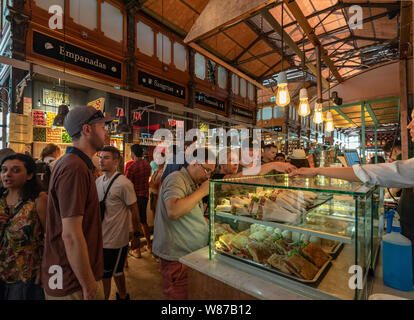 Horizontale Ansicht von Mercado de San Miguel in Madrid. Stockfoto