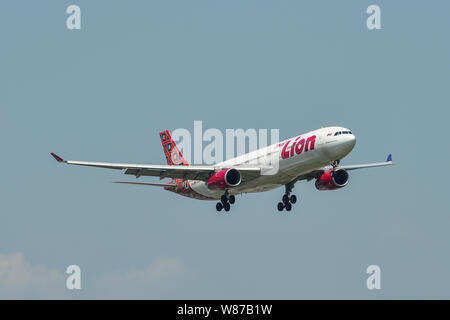 Bangkok, Thailand - 24.April 2018. Thai Lion Air Airbus A330-300 der Landung in Bangkok Don Muang International Airport (DMK). Stockfoto