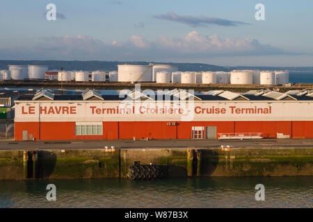 Die Cruise Terminal im Hafen von Le Havre, Normandie, Frankreich mit Öl Silos hinter Stockfoto