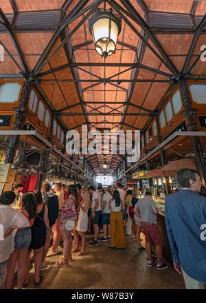 Vertikale Ansicht von Mercado de San Miguel in Madrid. Stockfoto