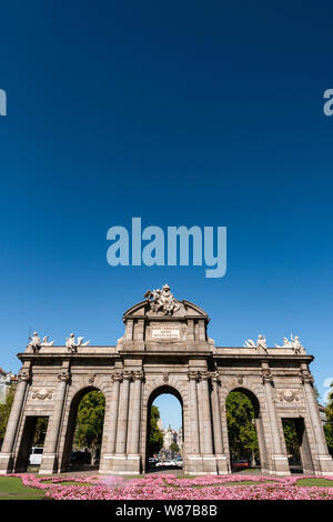 Vertikale Ansicht von Puerta de Alcalá in Madrid. Stockfoto