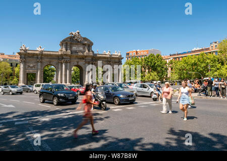 Horizontale Ansicht von Puerta de Alcalá in Madrid. Stockfoto
