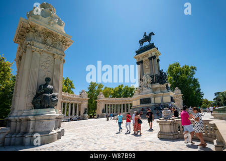 Horizontale Ansicht des Denkmals zu Alfonso XII in Retiro Park in Madrid. Stockfoto