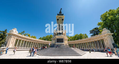 Horizontale Panoramablick auf dem Denkmal Alfonso XII in Retiro Park in Madrid. Stockfoto