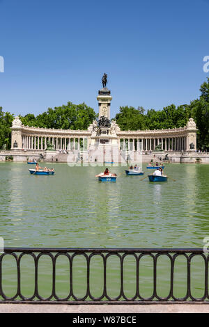 Vertikale Sicht auf den See zum Bootfahren und Denkmal für König Alfonso XII. an Retiro Park in Madrid. Stockfoto