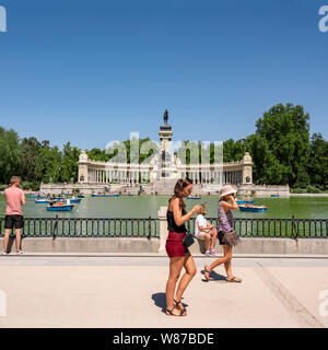 Blick auf den Platz der See zum Bootfahren und Denkmal für König Alfonso XII. an Retiro Park in Madrid. Stockfoto